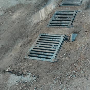 Çökmüş Asfalt Ve Açık Rögar Izgaraları Park Ve Trafik Güvenliğini Tehlikeye Atıyor