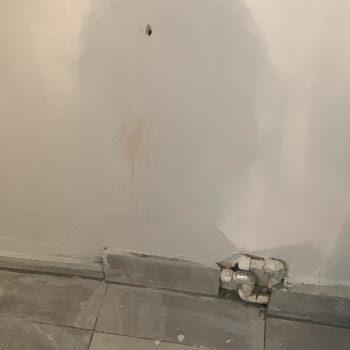 Armut’un Garantili Usta İşini Yarım Bıraktı Ve Duvarı Su Patlamasıyla Bırakıyor