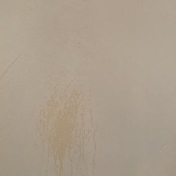 Armut’un Garantili Usta İşini Yarım Bıraktı Ve Duvarı Su Patlamasıyla Bırakıyor