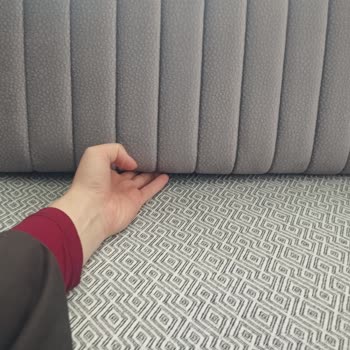 Umut Koltuk Döşeme Koltukların Sırt Kısımları Geride, Aralarında Boşluklar Var