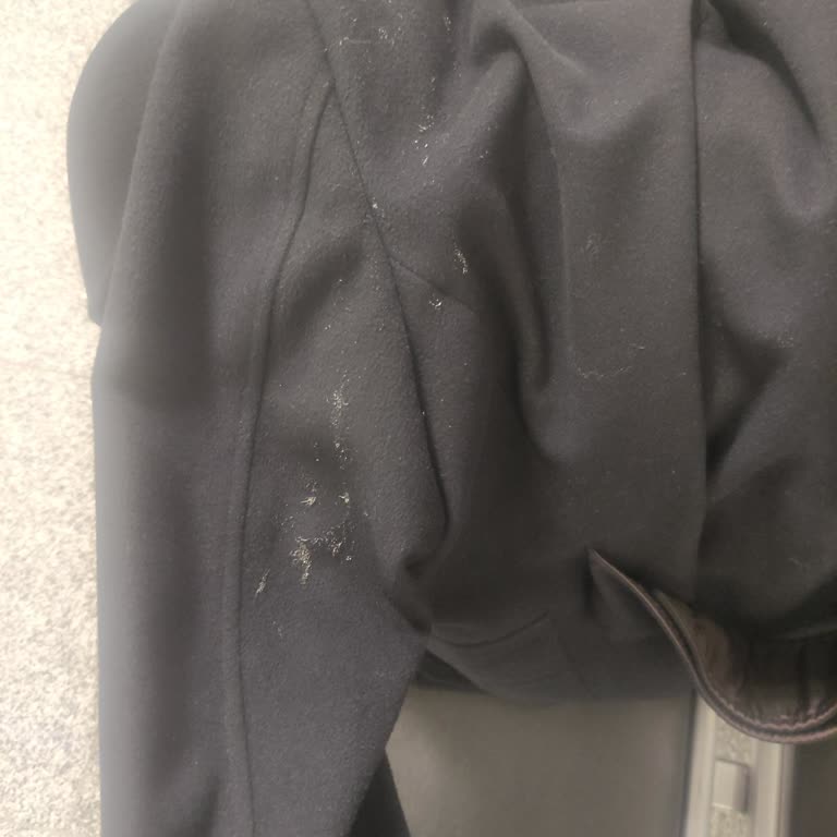 A Jet Uçuşunda Üst Dolapta Sıvı Dökülmesi Nedeniyle Kaşe Palto Mağduriyeti