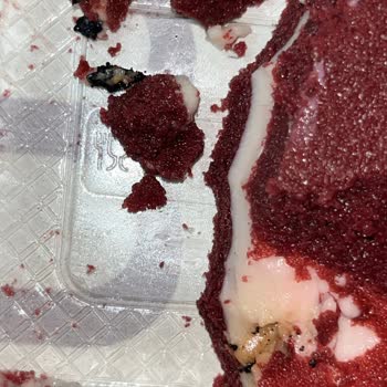 Alsancak Gar BİM Şubesinde Kadife Tatlıda Bulunan Sert Siyah Cisim