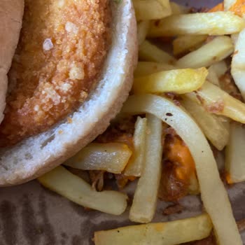 Yemeksepeti'nden Soğuk Ve Bayat Hamburger Menüsü Teslimatı
