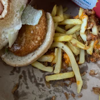 Yemeksepeti'nden Soğuk Ve Bayat Hamburger Menüsü Teslimatı