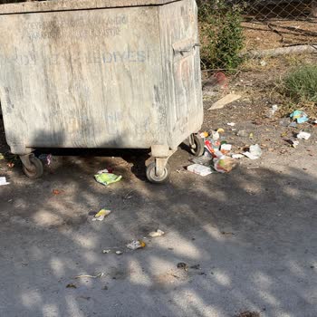 Samanyolu Sokak'ta Çöp Konteyner Çevresi Kirli, Temizlik Personeli Yok