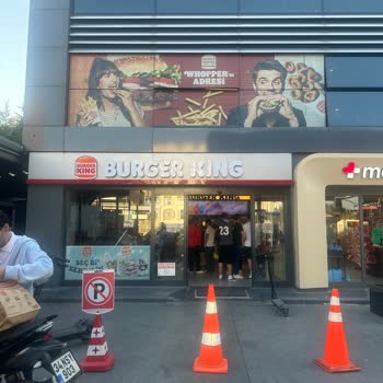 Burger King Cevatpaşa Şubesinde Böcekli Hamburger İçin Ücret İadesi Ve Hijyen Denetimi Talebi