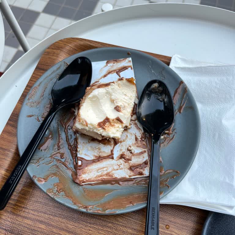Antalya’daki Restoranda Cheesecake’in Kötü Tadından Ve Çözüm Eksikliğinden Şikayet