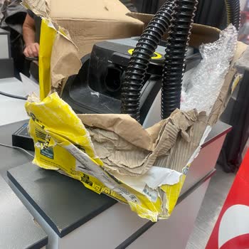 Servis Sonrası Hasarlı Kutu Ve Eksik Parçalarla İade Edilen Halı Yıkama Makinesi