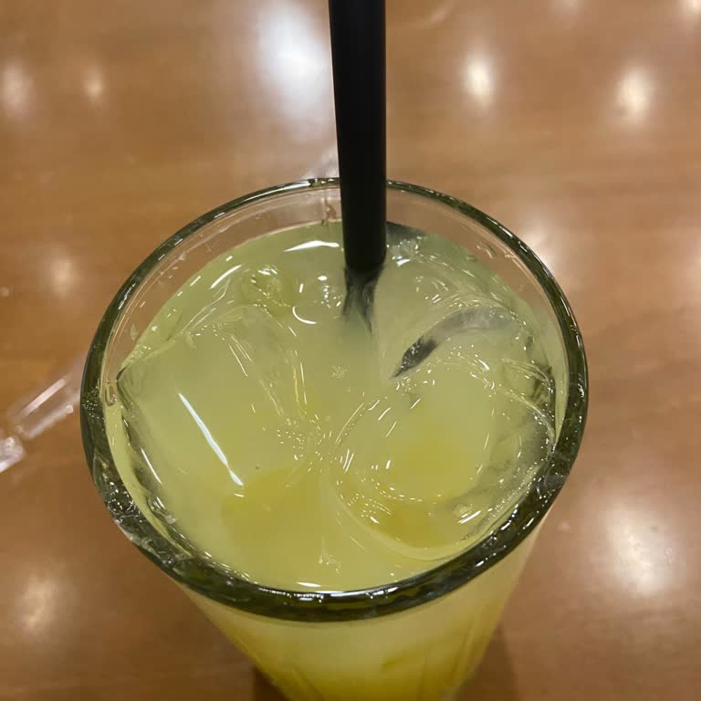 Mado Şubesinde Kırık Bardakla Sunulan Limonata Hijyen Ve Güvenlik Sorunu
