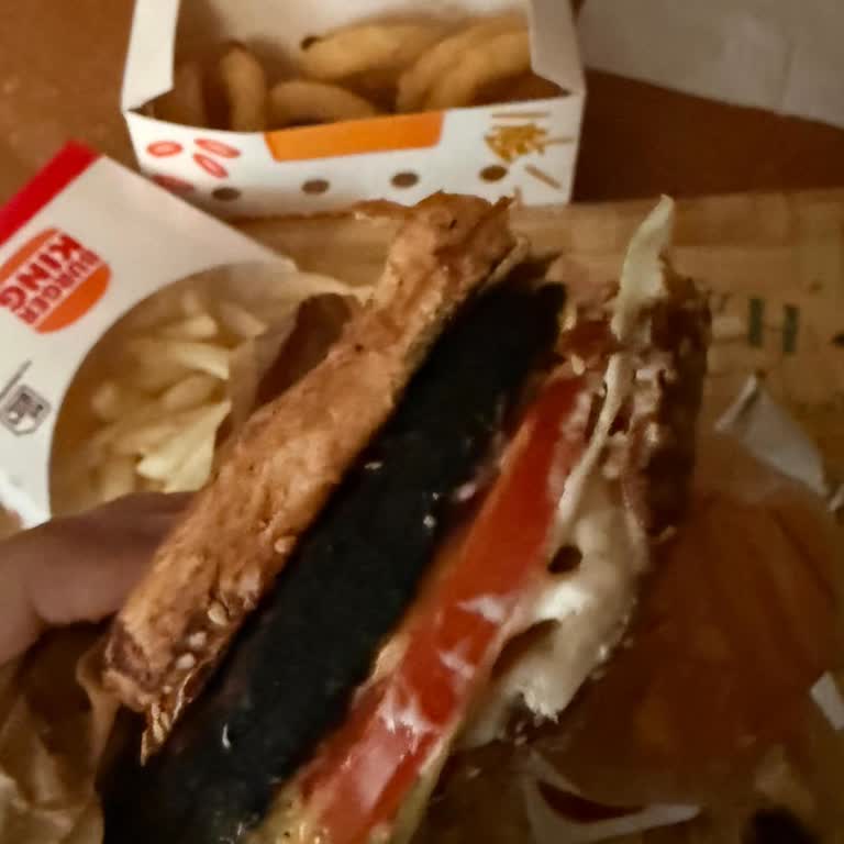 Burger King İstinye Şubesinde Yanmış Hamburger Köftesi, Ücret İadesi Talep Ediliyor