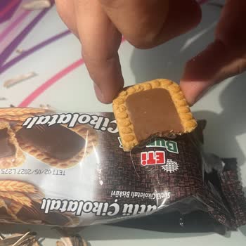 Eti Burçak Sütlü Çikolatalı Bisküvi'nde İp Benzeri Yabancı Madde Çıktı, Çocuk Neredeyse Boğuldu