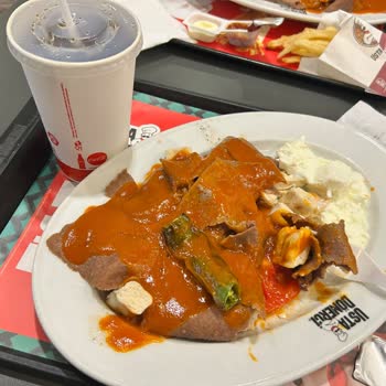Usta Dönerci'de Bayat Ekmek Ve Sulandırılmış İçecek Nedeniyle Ücret İadesi Talebi