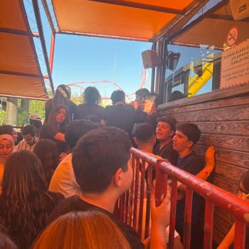 Vialand’da Aşırı Kalabalık Ve Uzun Bekleme Süreleri Nedeniyle Ödenen Paranın Karşılığı Alınamaması