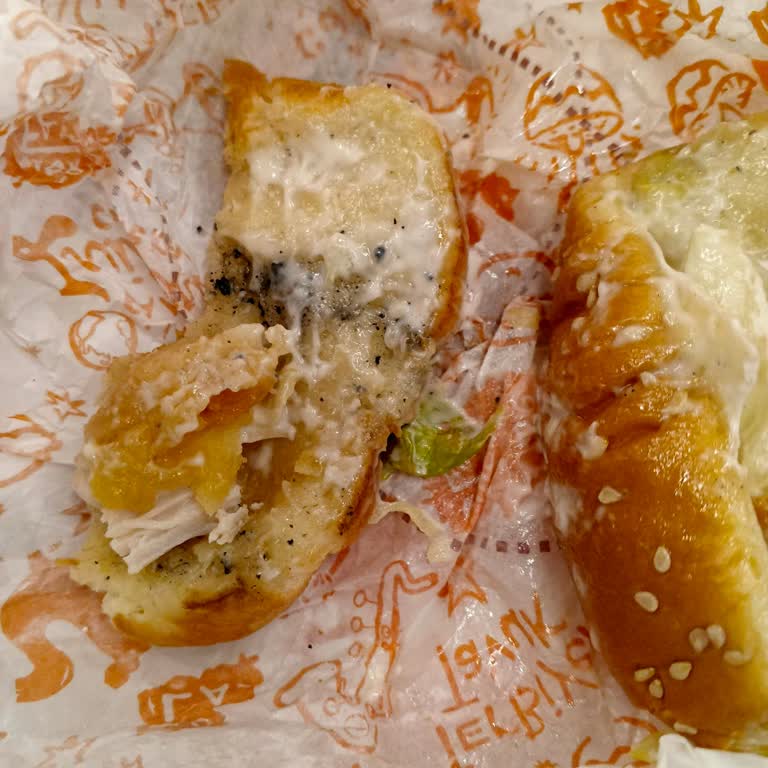 Piazza Popeyes Hamburgerinde Siyah Parçalar Hijyen Ve Güvenlik Endişesi