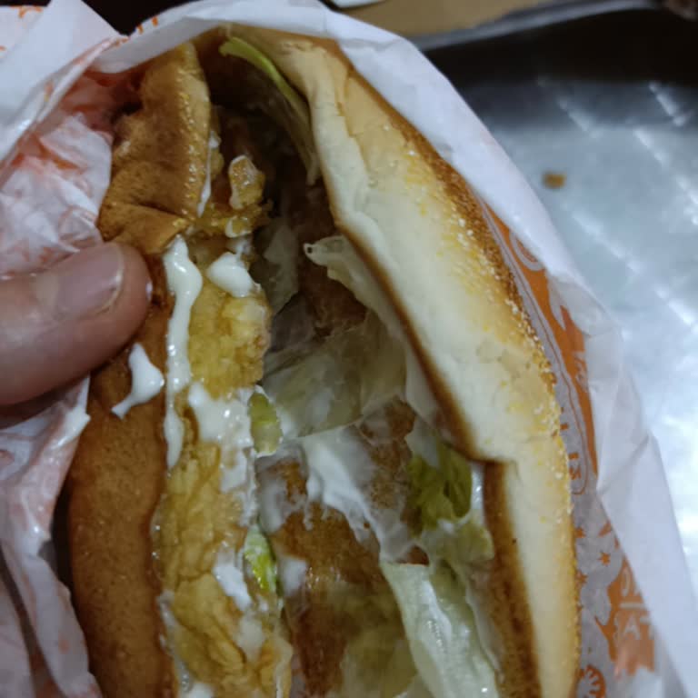 Popeyes Vega Şubesinden Gelen Siparişte Sarımsaklı Mayonez Sosu Eksik Ve Burger İçeriği Hatalı