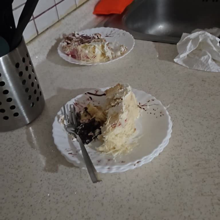 Seyran Pastanesi Esenkent Şubesi'nde Bayat Doğum Günü Pastası Satışı