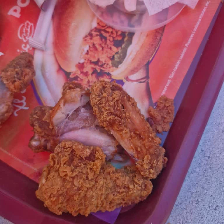 Antalya AVM Popeyes Şubesinde Yanık Yağ Kokulu Aşırı Yağlı Kanat Menüsü