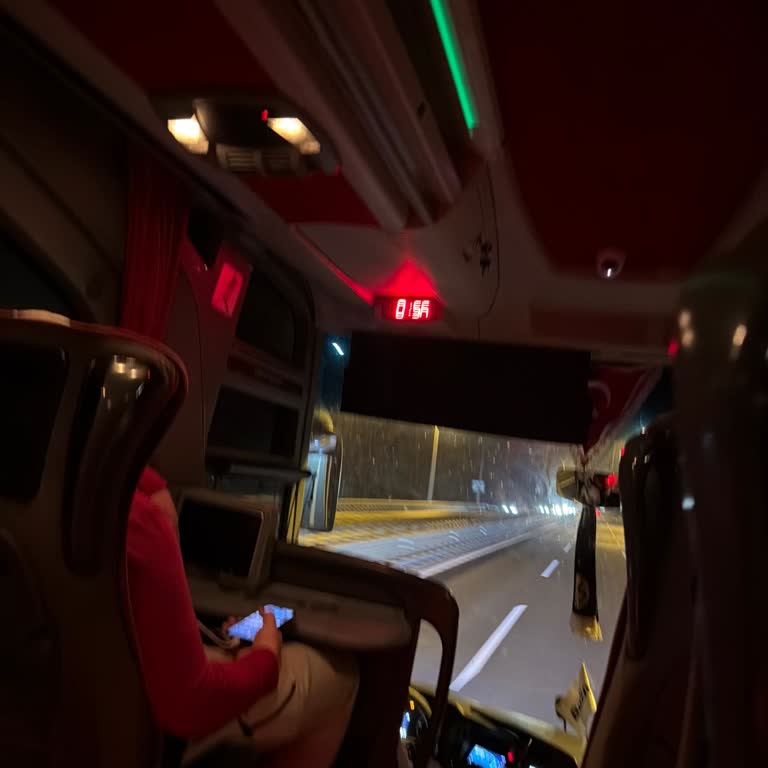 Gece Otobüsünde Sessizlik Ve Saygı: Buzlu Turizm Şoför Ve Muavinin Yüksek Sesli Konuşması