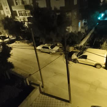 Kablo Net’in Eski Telefon Direğinin Kaldırılmaması Nedeniyle Park Yeri Engellendi