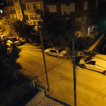Kablo Net’in Eski Telefon Direğinin Kaldırılmaması Nedeniyle Park Yeri Engellendi