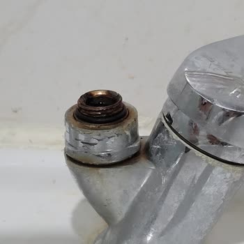Koçtaş Şenpres Derya Kuğu Lavabo Bataryasında Vida Dişi Yetersizliği