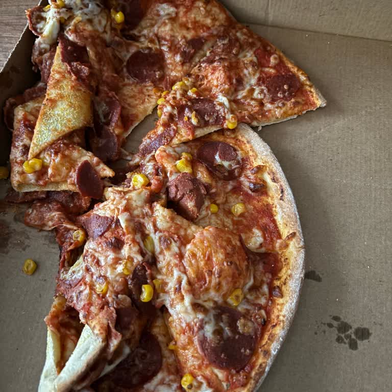 Little Caesars Cevatpaşa Şubesinden Gelen Pizza Parçalanmış Ve Özensiz