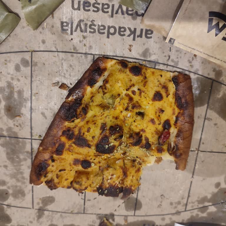 Sur Yapı AVM Pidem Şubesinde Yanmış Pizza Şikayeti