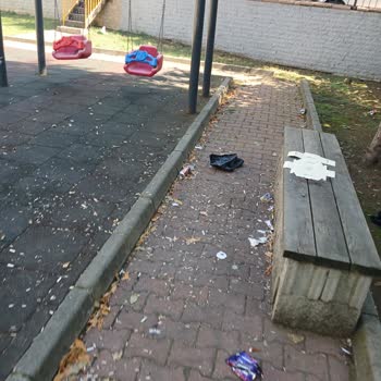 Çocuk Parkında Bira Şişeleri Ve Çöplerin Temizlenmesi Ve Güvenlik Denetimi Talebi