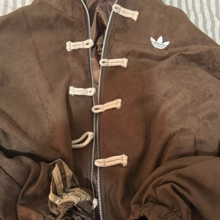 Baggy Style Instagram Sayfasından Alınan Adidas Ceketin Sağ Kolu Dar Ve Fermuar Logo Uyuşmazlığı