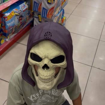 Toys Shop Mağazasında Sergilenen Oyuncakların Deneme Yasağı Ve Çalışanların Kaba Tutumu