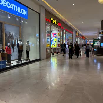 Toys Shop Mağazasında Sergilenen Oyuncakların Deneme Yasağı Ve Çalışanların Kaba Tutumu