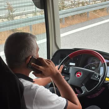 Villa Seyahat Otobüs Şoförünün Telefonla Konuşması Ve Sigara İçmesi Yolcu Güvenliğini Tehlikeye Attı