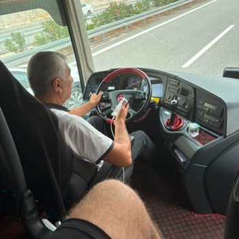 Villa Seyahat Otobüs Şoförünün Telefonla Konuşması Ve Sigara İçmesi Yolcu Güvenliğini Tehlikeye Attı