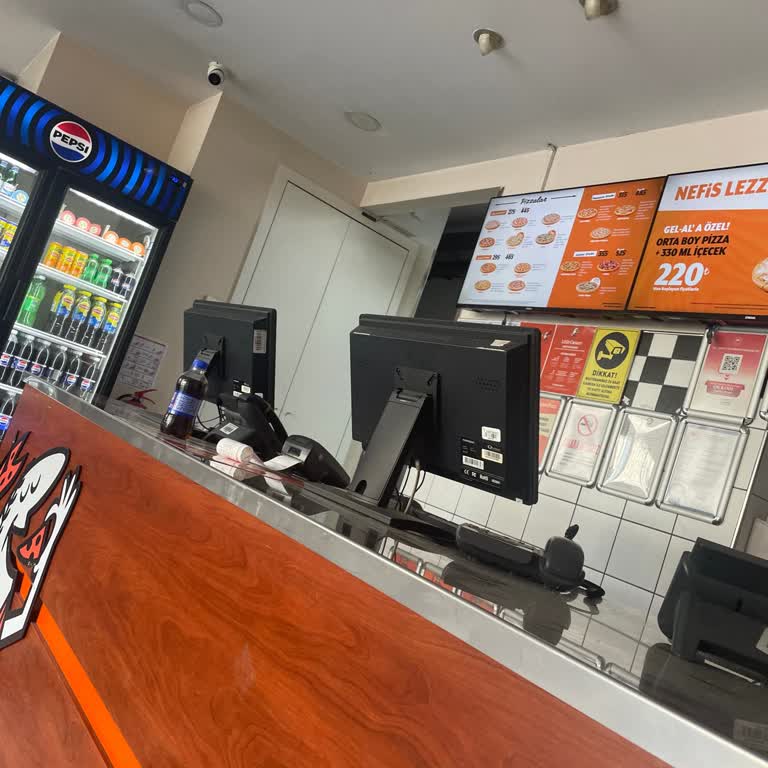Little Caesars Çalışanların Tavrı Son Derece Kaba ve İlgisiz