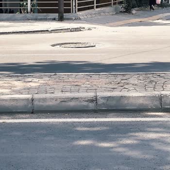 Girne Bulvarı’ndaki Rögar Kapağı Boşluğu Bisiklet Tekerleğini Patlattı Ve Güvenliği Tehlikeye Attı