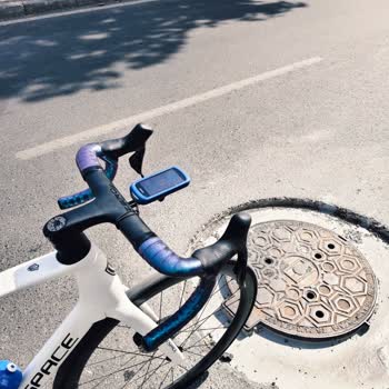 Girne Bulvarı’ndaki Rögar Kapağı Boşluğu Bisiklet Tekerleğini Patlattı Ve Güvenliği Tehlikeye Attı