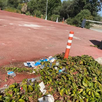 Wyndham Perili Bay Oteli Çevresinde Sezon Boyunca Temizlenmemiş Plastik Atıklar