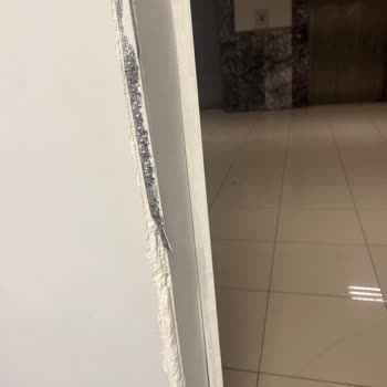 Sıtkı Koçman Üniversite Hastanesi Duvar Köşesinden Dışarıya Doğru Çıkan Profil Demirleri