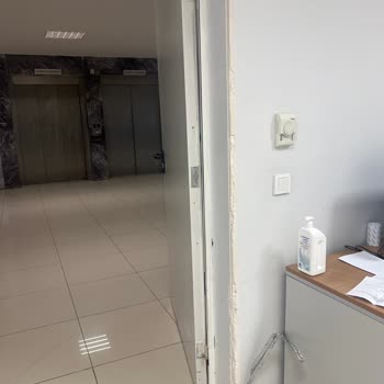 Sıtkı Koçman Üniversite Hastanesi Duvar Köşesinden Dışarıya Doğru Çıkan Profil Demirleri
