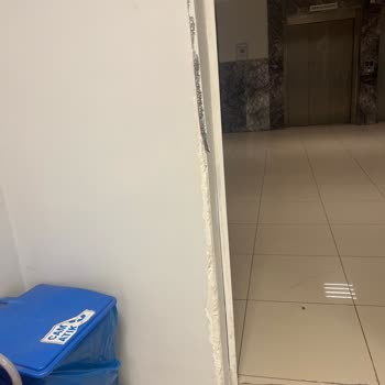 Sıtkı Koçman Üniversite Hastanesi Duvar Köşesinden Dışarıya Doğru Çıkan Profil Demirleri