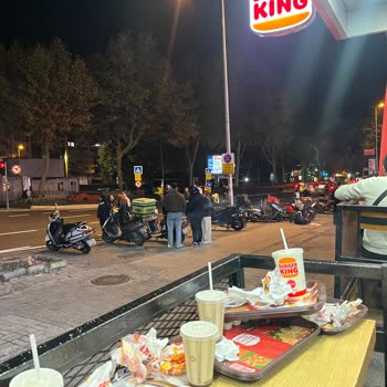Burger King Beşiktaş Şubesinde Hijyen Eksikliği Ve Kirli Masalar