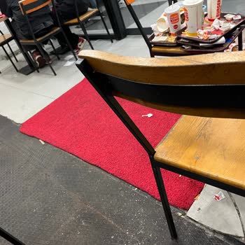 Burger King Beşiktaş Şubesinde Hijyen Eksikliği Ve Kirli Masalar