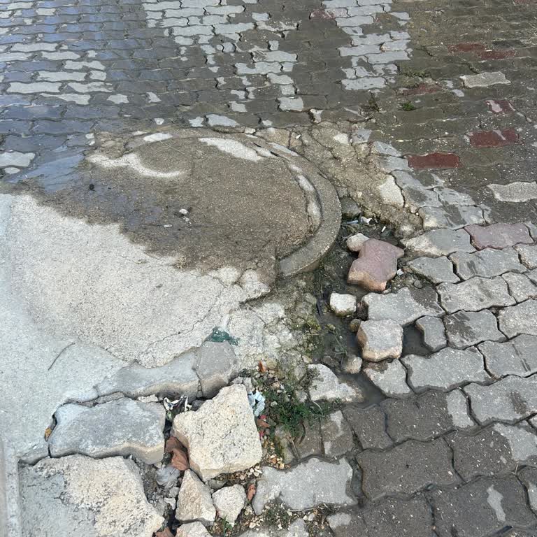 Garaj Önündeki Rögar Kapağı Ve Çevresi Kırık Ve Tehlikeli