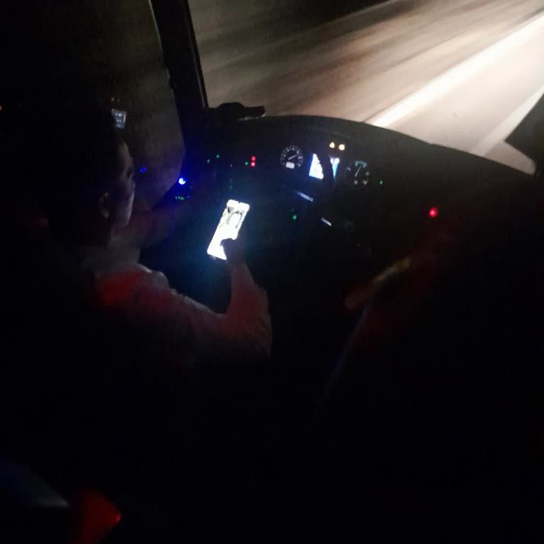 Buzlu Otobüs Şoförünün Uzun Molalar, Telefon Kullanımı Ve Gecikmesi
