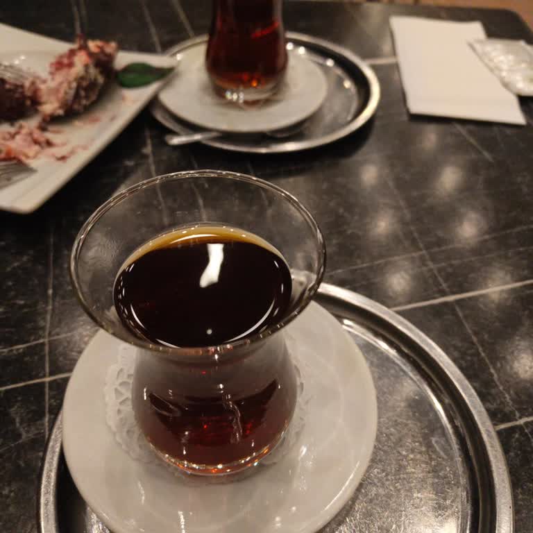 Mado Ankara Ankamall Şubesinde Bayat Çay Ve İlgisiz Personel