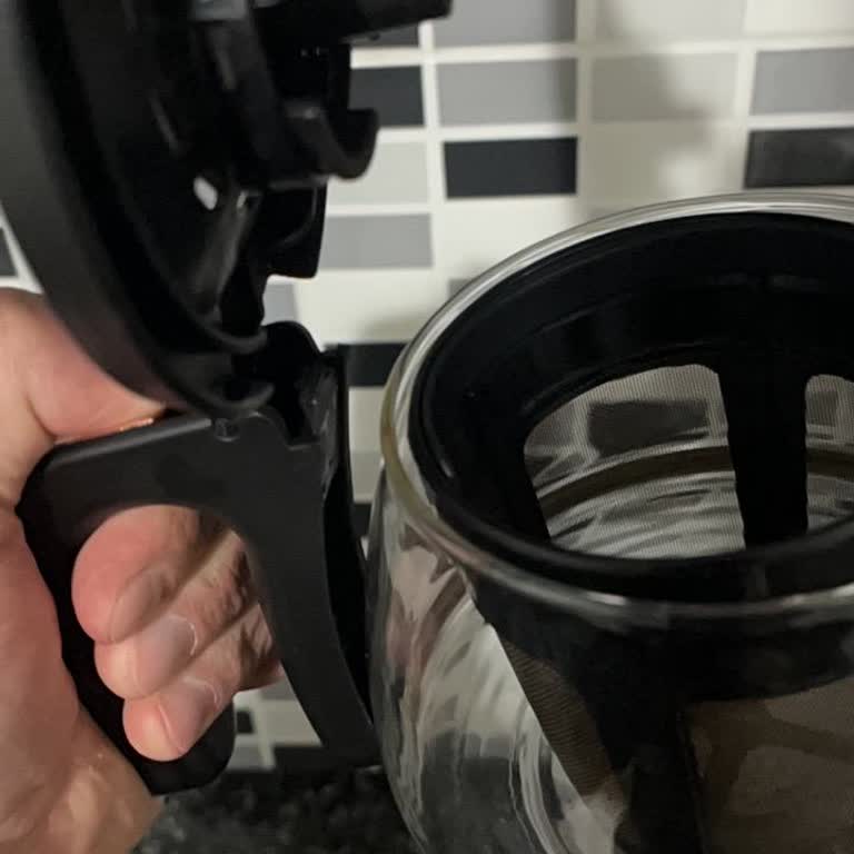 Karaca Filtre Kahve Makinesinin Cam Demliği Kırıldı, Mağazadan Çözüm Bekliyorum