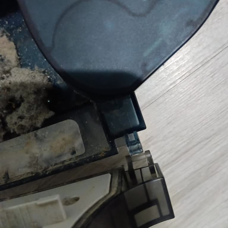 Philips 5000 Serisi Robot Süpürge Su Haznesi Kırıldı, Garanti Kapsamında Ücretsiz Onarım Talebi