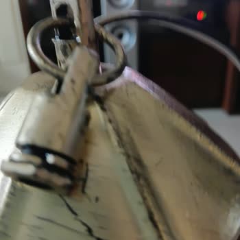 Amazon SINOMAN Wall Lamps Arrived Scratched and Defective