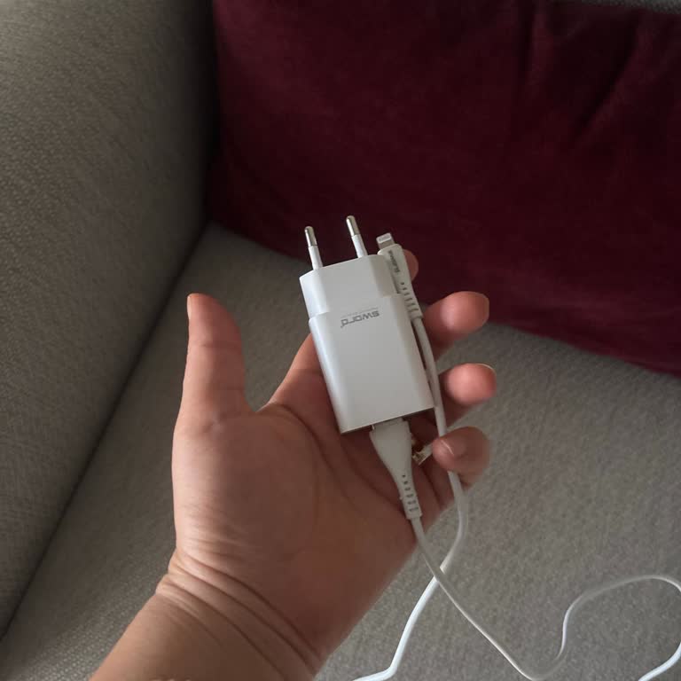 Yanıltıcı Yenilenmiş IPhone 11'te Orijinal Olmayan Şarj Adaptörü Ve Batarya Sorunu