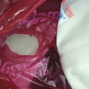 Yırtık Şeker Paketi Ve Ağırlıkla Kırılgan Gıdanın Aynı Poşete Konulması